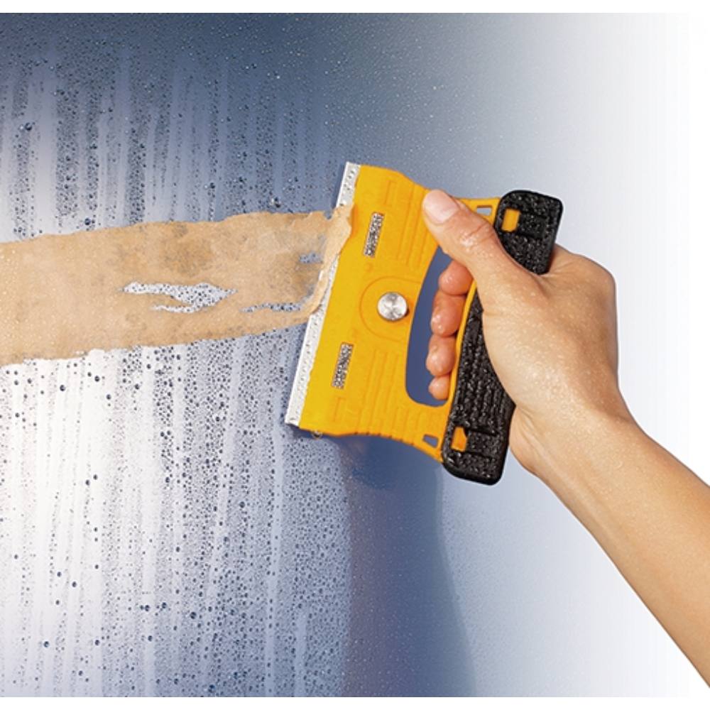 mana care cu ajutorul unei unelte galbene inlatura o eticheta dupa un geam umed