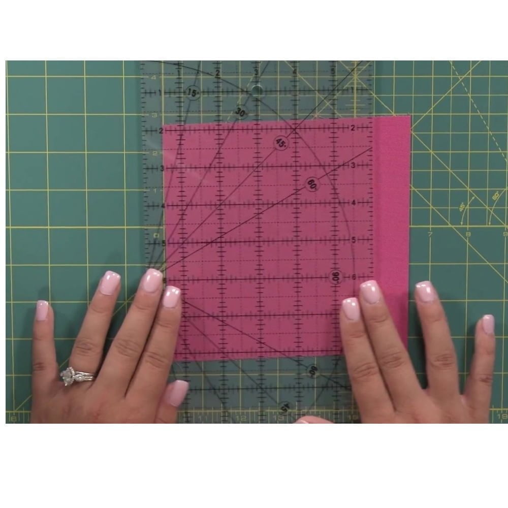 persoana care foloseste un grid cu linii si puncte