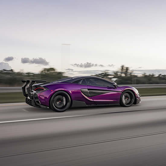 Folie auto mov ultra lucioasa instalata pe McLaren