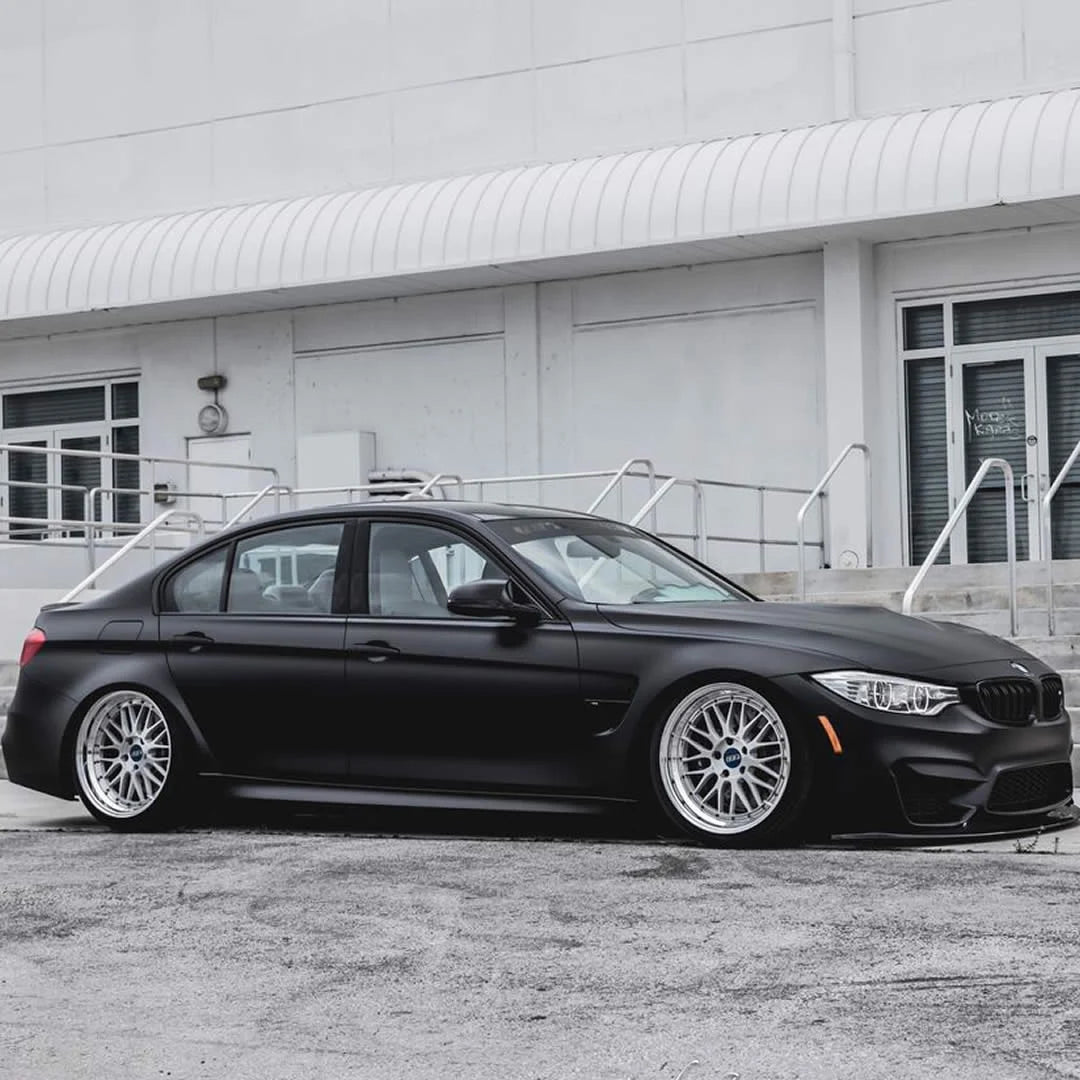 Colant auto negru satinat pe masina