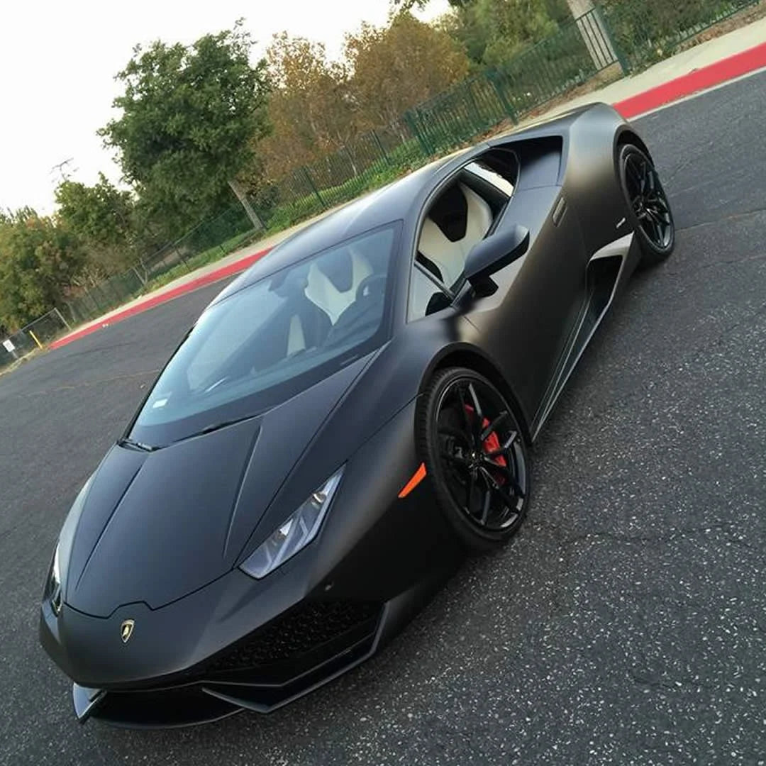 lamborghini colantat in negru satin