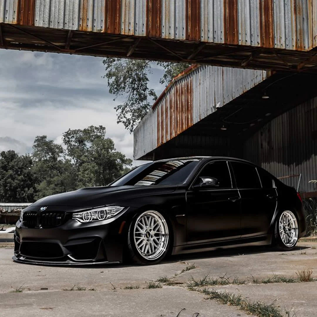 bmw infoliat in negru satin