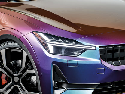 Vedere de aproape a unei masini cu vopsea stralucitoare, mov si albastru, cu faruri cu LED-uri elegante si un design modern al rotilor.
