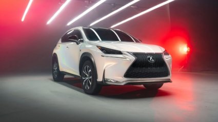 SUV Lexus alb, cu design elegant si modern, prezentat intr-un studio cu lumini neon rosii in fundal.