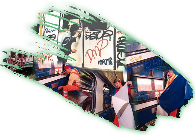 o fotografie a unui autobuz acoperit cu graffiti, vizibil prin fereastra.