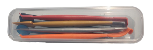 spatule din plastic rosu, portocaliu, gri, mustar, albastru, negru intr-o cutie de plastic alb cu capac transparent