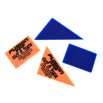 Un triunghi albastru si unul portocaliu inscriptionat Fusion PPF Cut'n Tuck, un dreptuinghi albastru si unul portocaliu inscriptionat Fusion PPF Cut'n Tuck