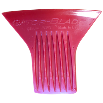 un obiect de plastic, rosu in forma de hexagon neregulat, inscriptionat Gator Blade I