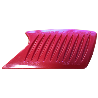 un obiect de plastic, rosu cu dungi, inscriptionat Gator Blade II