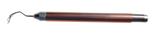 spatula metalica cu maner maro si varful in forma de carlig