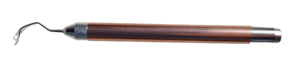 spatula metalica cu maner maro si varful in forma de carlig