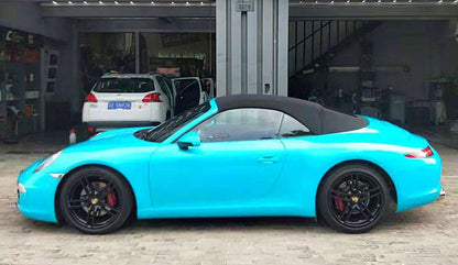 masina albastra sport parcata in fata unui service auto