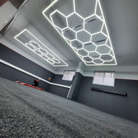 2 seturi de Lumini Hexagon 2,4m X 4,8m